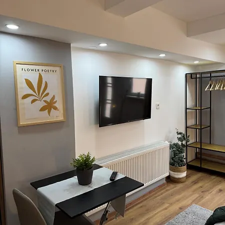 Апартаменты M & E *